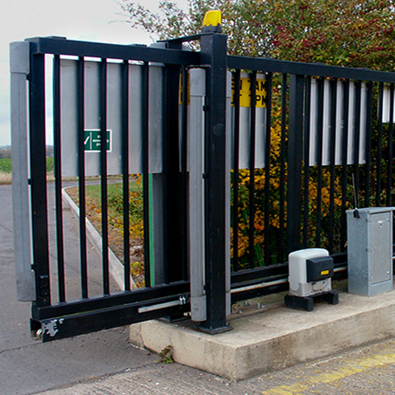 YANA KAYAR BAHÇE KAPISI